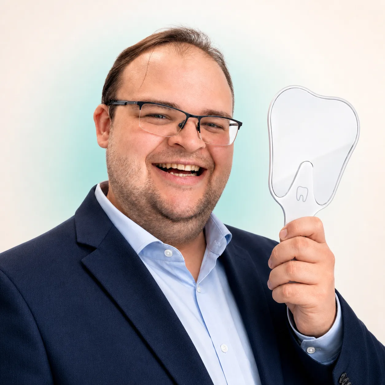 Daniel Orosz met tandheelkundig spiegelinstrument